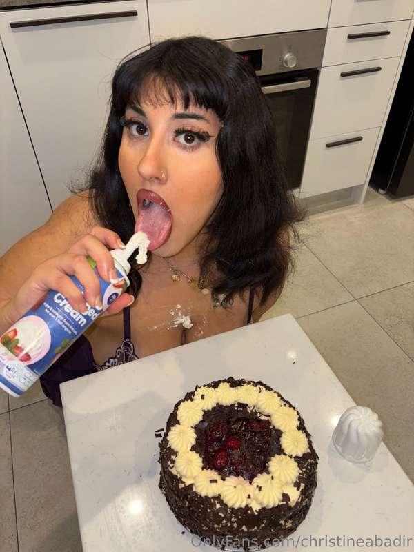 Sitting on cake?? Yes please. 🙈 