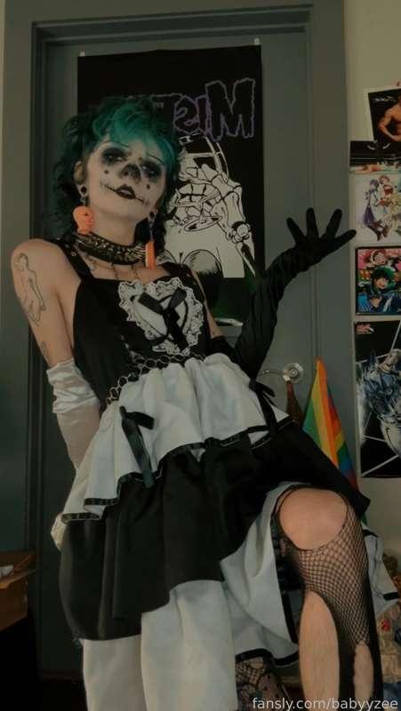 it’s halloween eve!! 🤡🖤