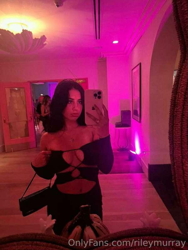 the pink lights are a viiibe