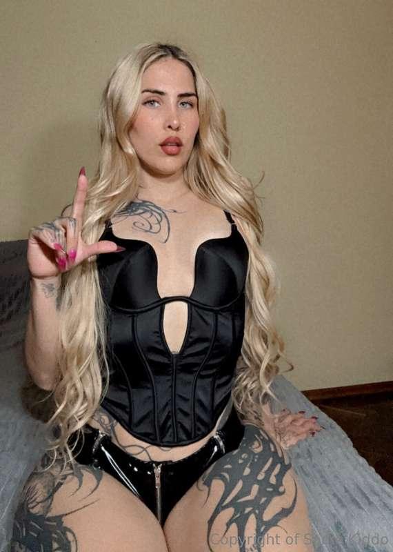 Worship The Domme with The hips & thighs to d*e for 🫦 Every ..