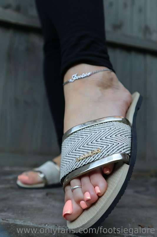 Havaianas slides are making an appearance! It’s the first ti..