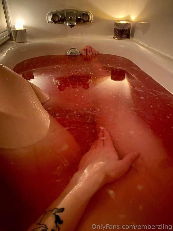 Played around with a red bath bomb in my bathtub the other n..