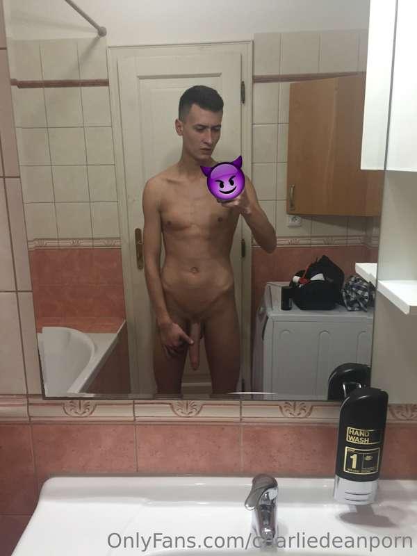 Mirror Mirror, who got the biggest 🍆 ....
