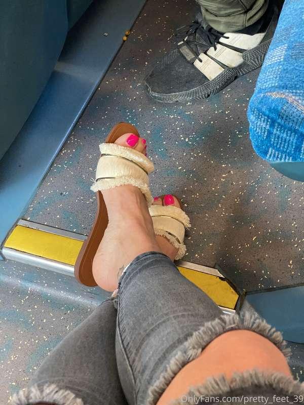 Good morning sweeties! How do you like my new sandals?😉