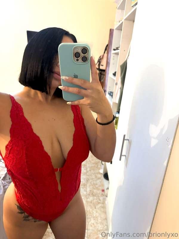 What do you think about ladies in red🤭💋