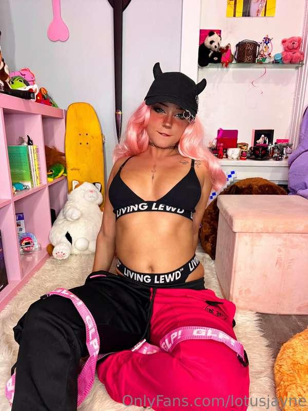 🎀🕷️