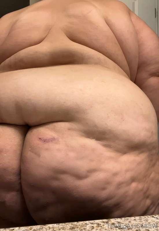 I bruised my butt😭 I had my hands full of fast food and I wa..