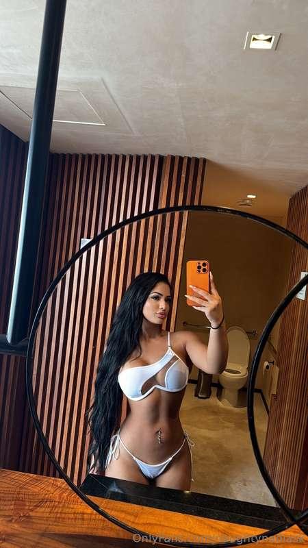 Beach day!! 🏖️ how's my fit? 😇😎