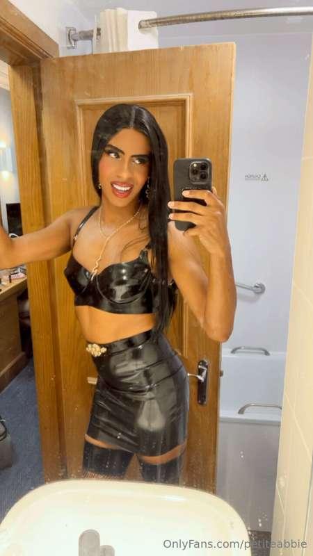 I really wanna fuck someone senseless in this outfit 🖤 latex..