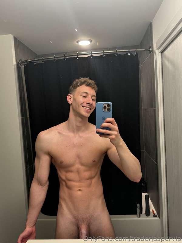 Cum chat with me in the DMs i’m about to hop in the shower 😈
