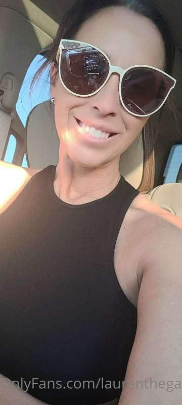 Lunch break... wanna see my tits? Hit that blue heart 💙 👇