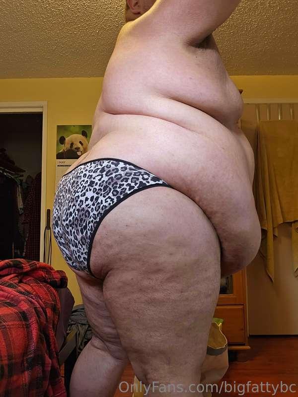 Fat slut  in leopard print panties. Bending over and waiting..
