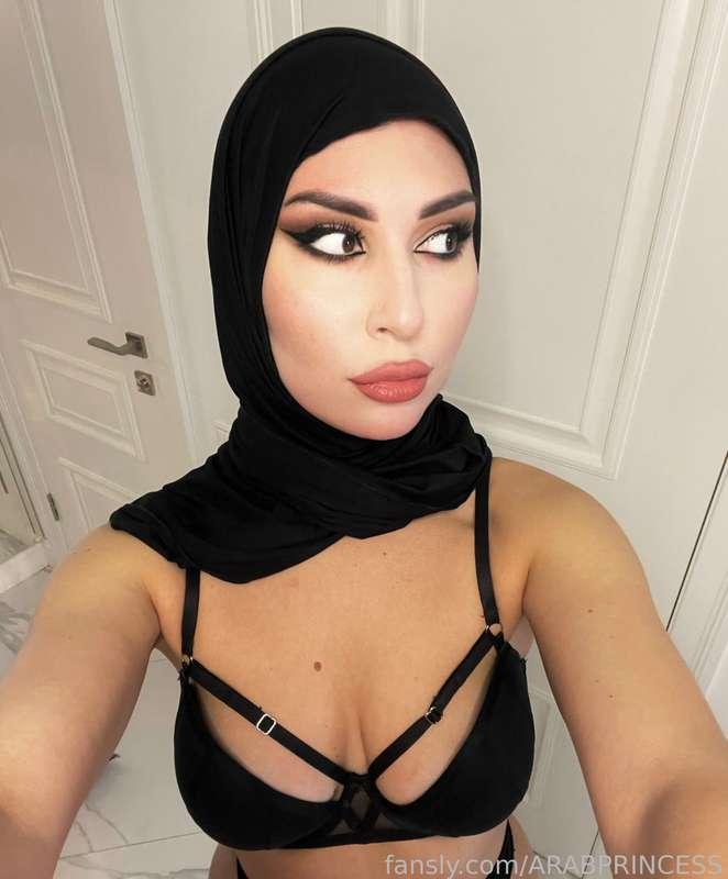 I really like to combine hijab and lingerie... This looks very sexy🔥
#muslim #arab #hijab #lingerie #makeup
@dsbhb