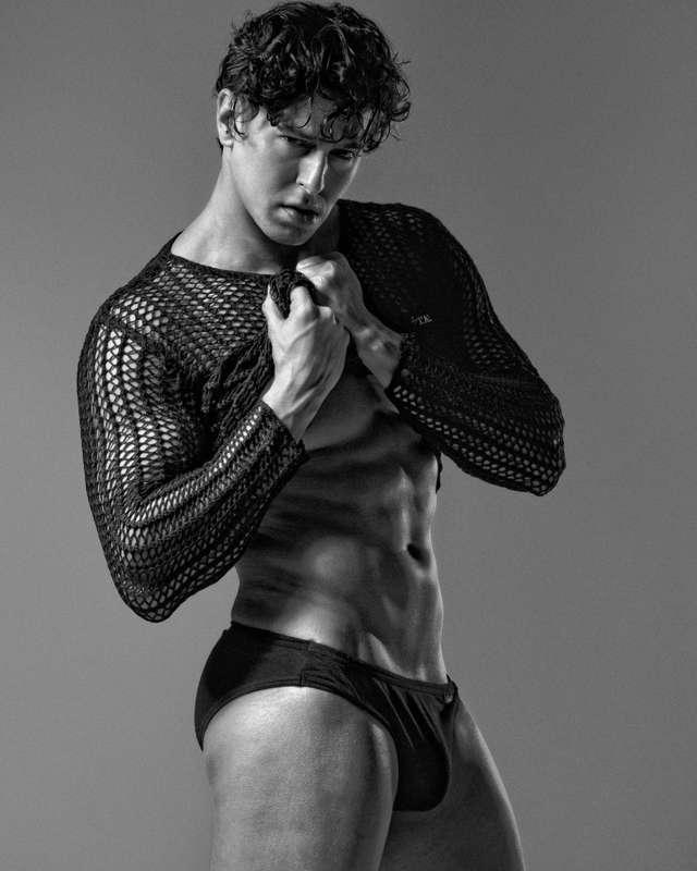new and exclusive pics with the legend model @kal_gab 🥵🧨💥