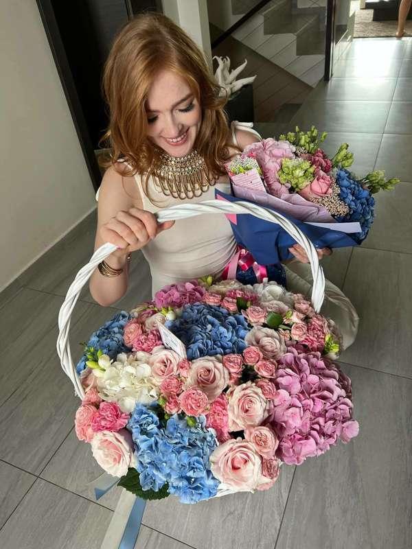 I woke up in a flower store! 💐🤭
Does anyone know what happen..