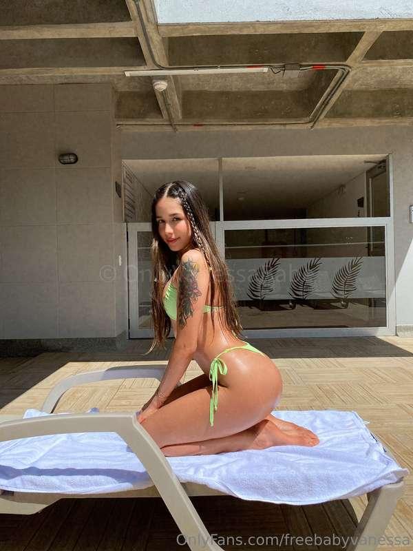 When I look at you like this, pull that pants down 😳😈