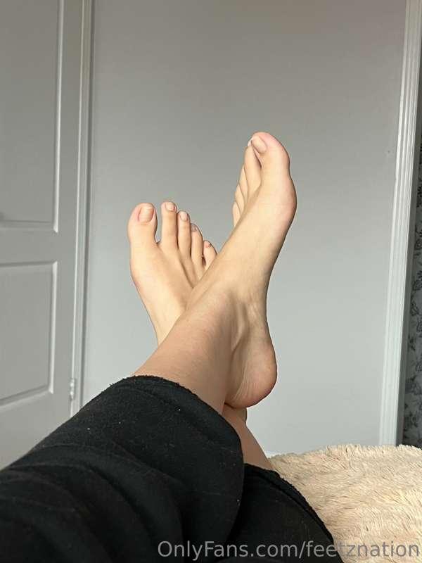 Bare toes 🤍