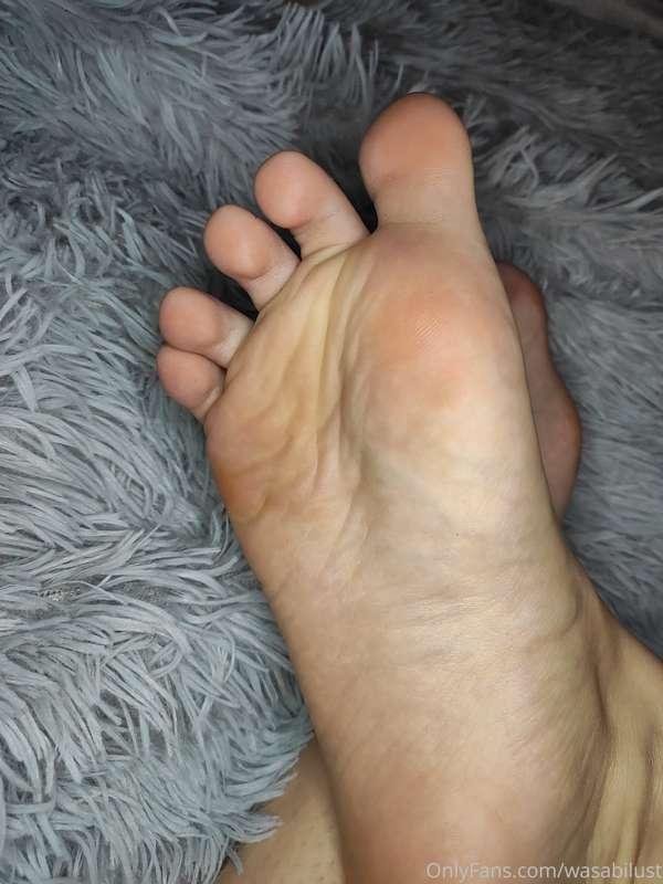 How badly you want to put my toes in your mouth? ✨🔥😋