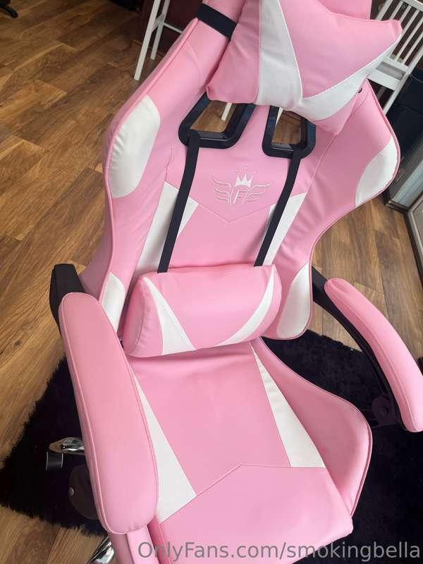 Literally so upset 😭 , I brought this gaming chair as an ear..