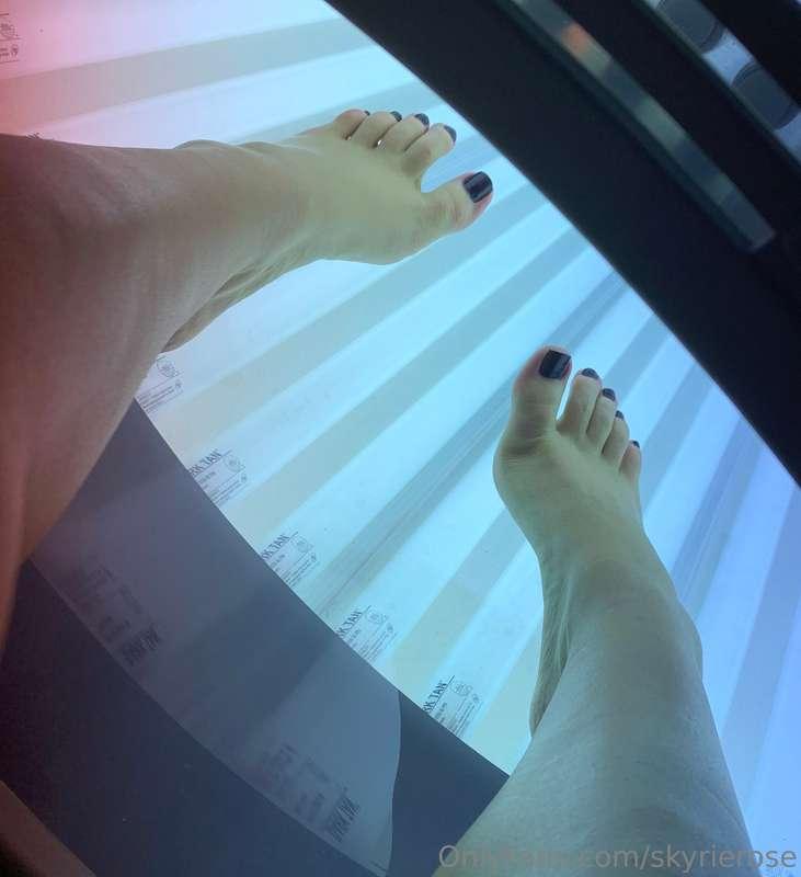 someone said i should post more of my feet 🦶