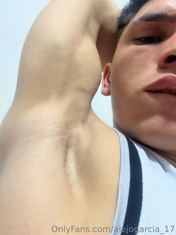 Que rico mis axilas 😈🔥😏 a quién más me gustan 😈🔥  How delici..