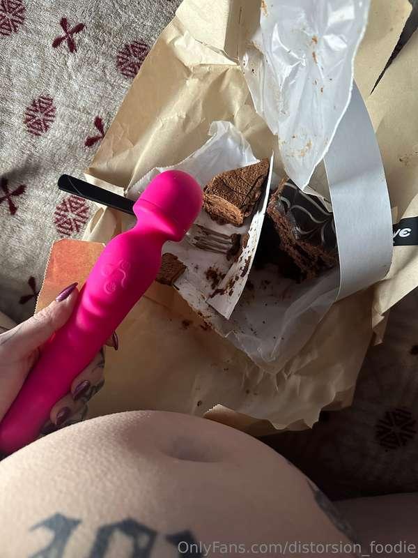 Eating cake while having fun with my vibrator 🔥