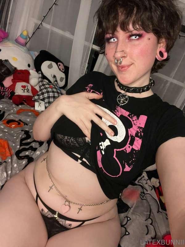 Going live in 3 hours!! Cum join me for some fun!