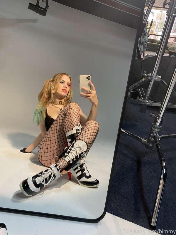 Harley Quinn candids for all y’all this Holiday season. Just..