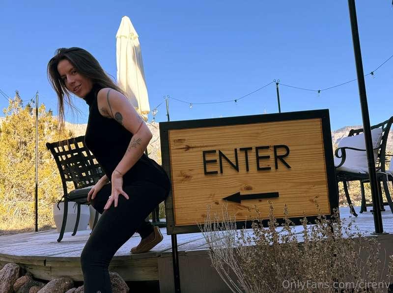 Enter if your HUGE 🍆🍑. 