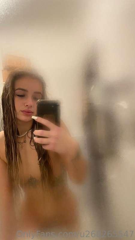 Wer meldet sich freiwillig für die nächste Dusche mit mir?👫