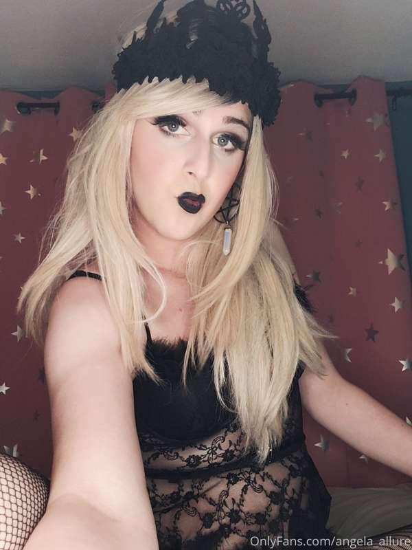 Your Gothic Queen is coming to make you worship and smell he..