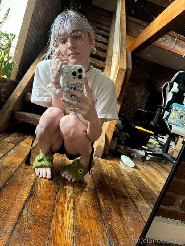 Froggies on my tippies 🐸 (If you look hard enough, it's like..