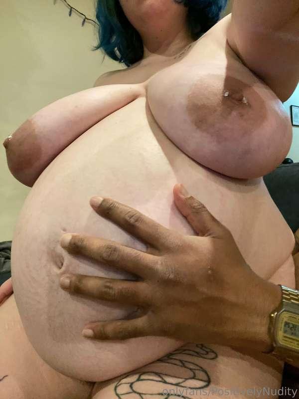 Giving my pregnant belly some loooove❤️