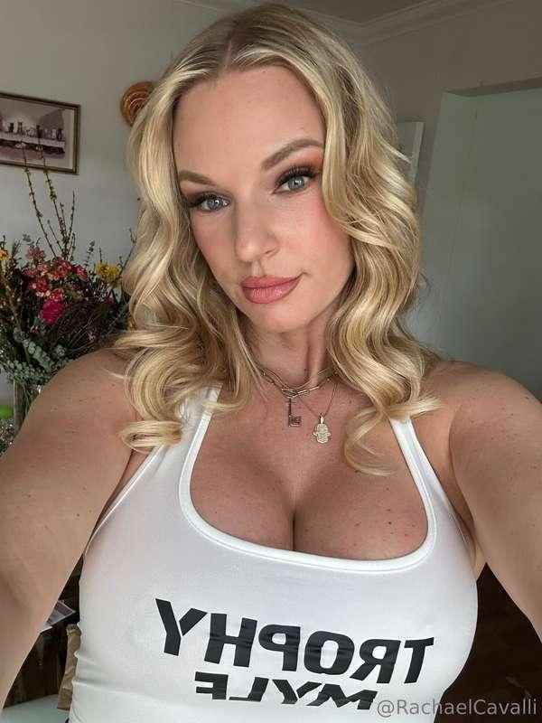 Show ur fav MILFY some love today 😍