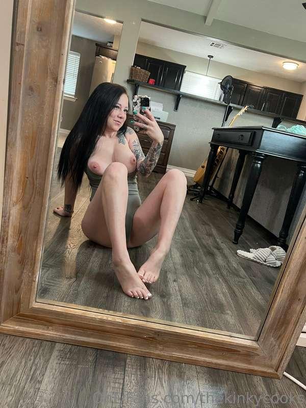 Some feet and titties for you guys😜