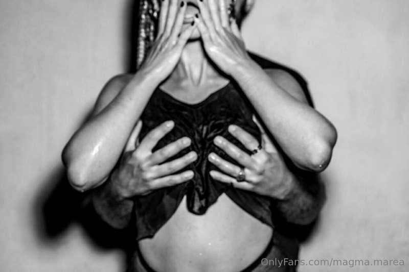 Mani che affondano nella carne ormai completamente nuda, man..