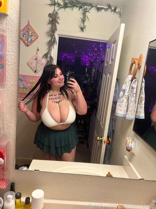 I dressed up as the girl that goes first in a horror movie☺️🥰

#hugeboobs #bigtits #curvy