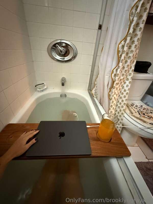 My office today 😇😇😇 Post hot yoga. Let’s chat 😘