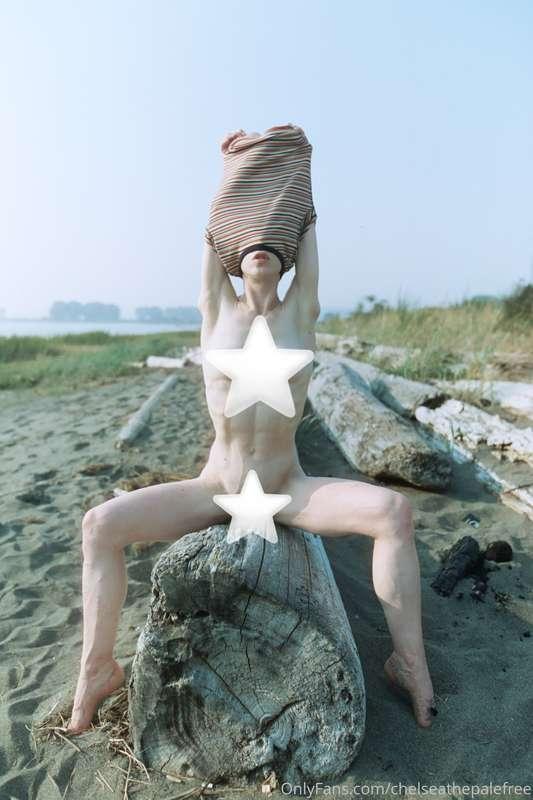 Who else is missing beach days?   Unlock for uncensored 👄