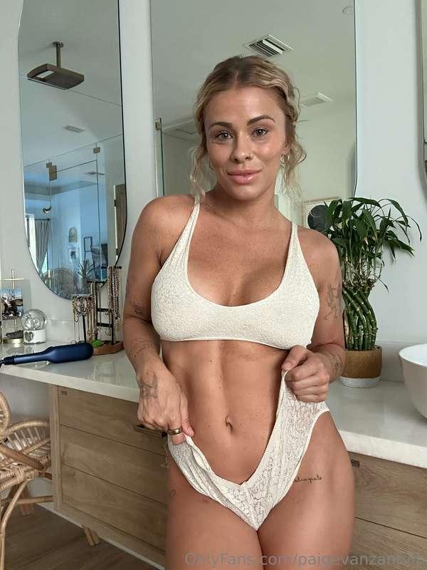 There's going to be a much better view in your dms 💋