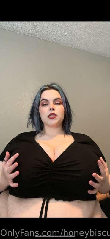 Middle of the week cleavage peek