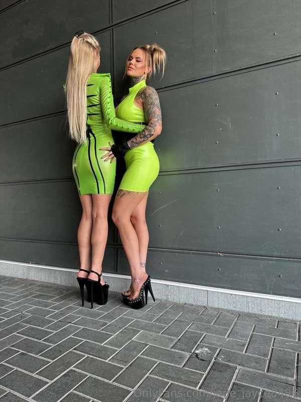 Who wants a blonde sandwich? You in the middle 😈