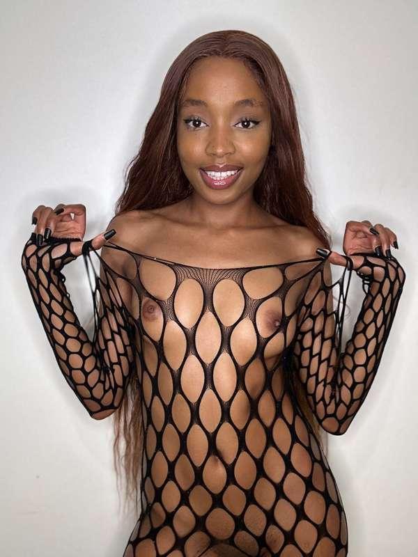 Chocolate Queen @afro_ebony  🍫 is in dire need of someone 👀 ..