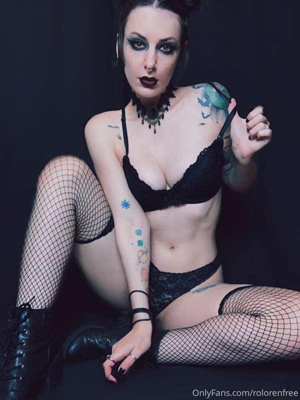 Do you think you can handle this goth slut 😈💀🖤