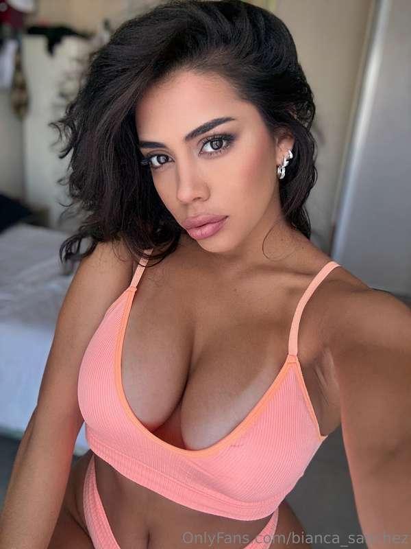 Just out here breaking necks and hearts 🖤💁‍♀️