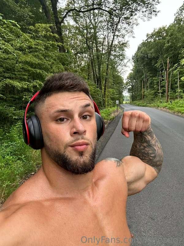 Good morning😈💪🏼 6 Mile Run going down🥵