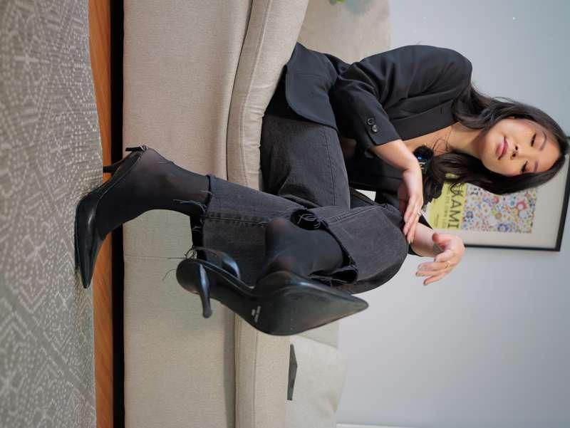 I'm back with some thick pantyhose under jeans