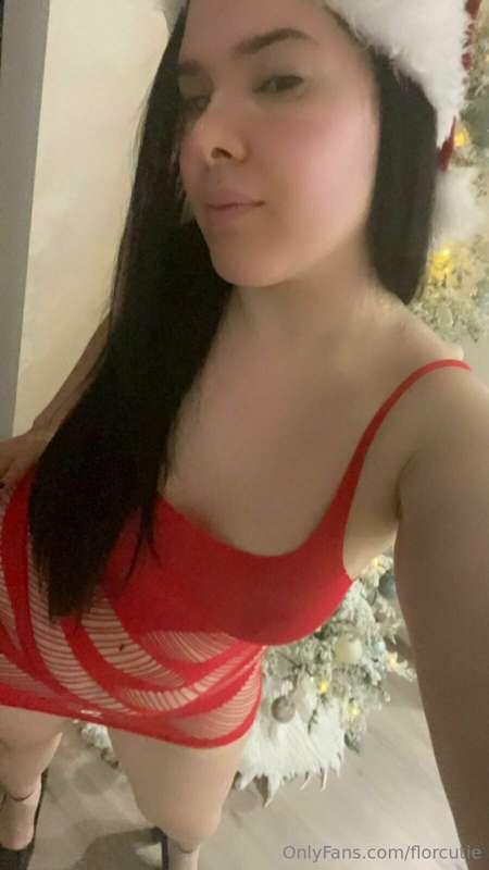 Do you want to see what I'm wearing right now? 😏 send me a D..