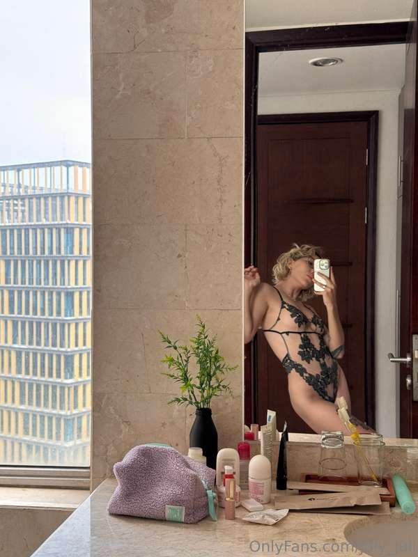 I like presents 🎁
My fan gave me this awesome lingerie and I..