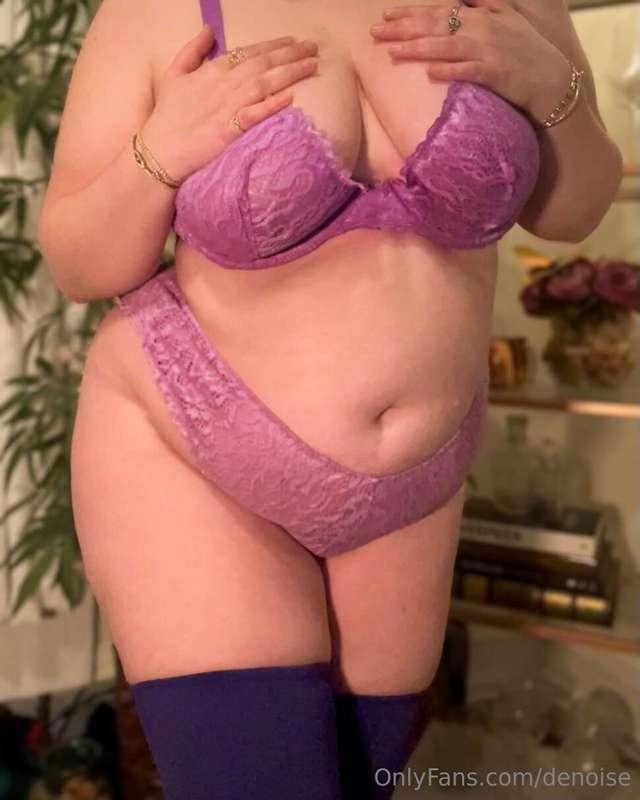 Want to stay in tonight?
Slide into my DM’s if you do 😉💜💋